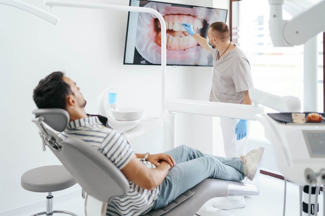 dentysta-rozmawiajacy-z-lezacym-pacjentem